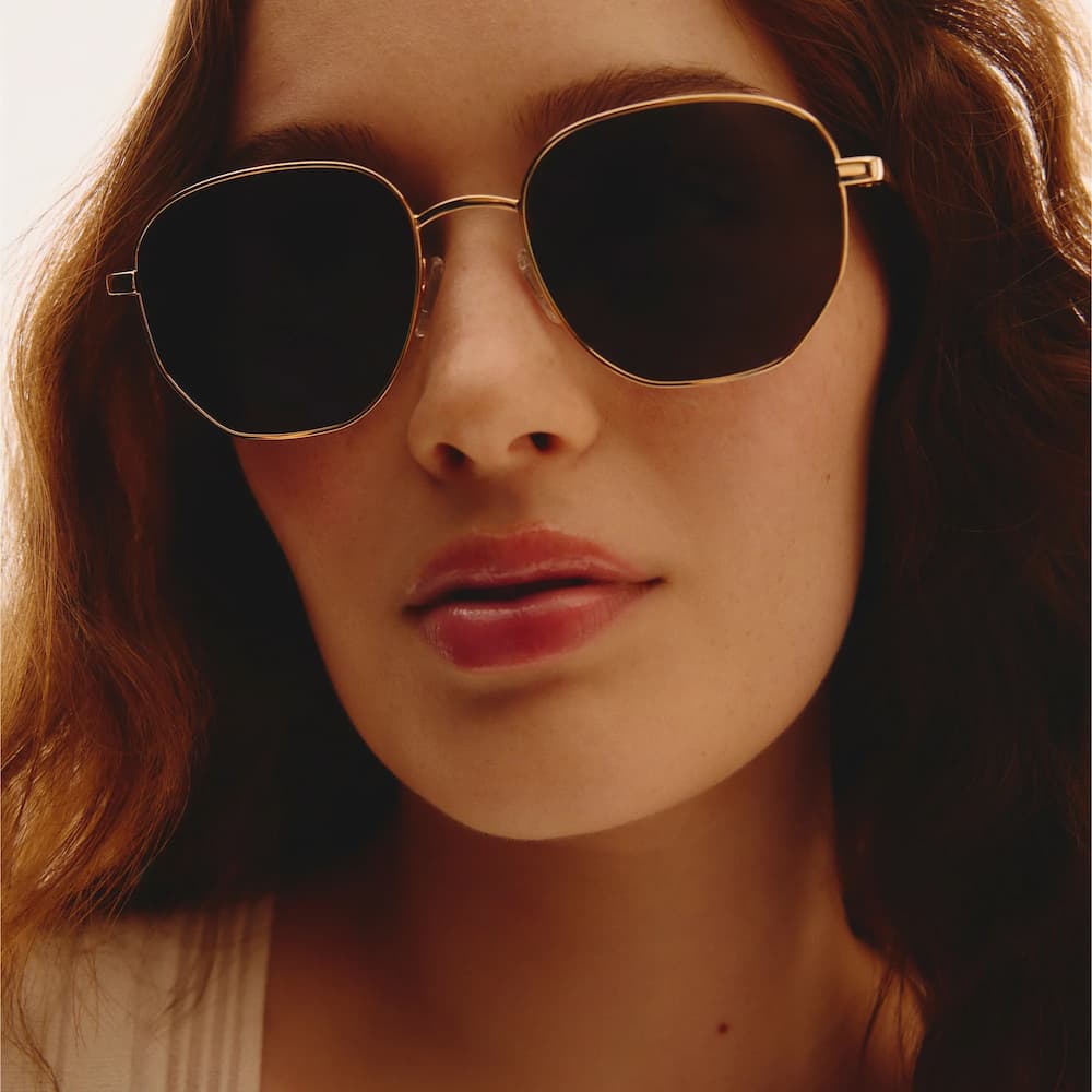 Quay Big Time GoldFrame Smoke Lens polarized Front Model