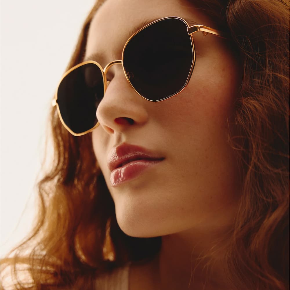 Quay Big Time GoldFrame Smoke Lens polarized Side Model
