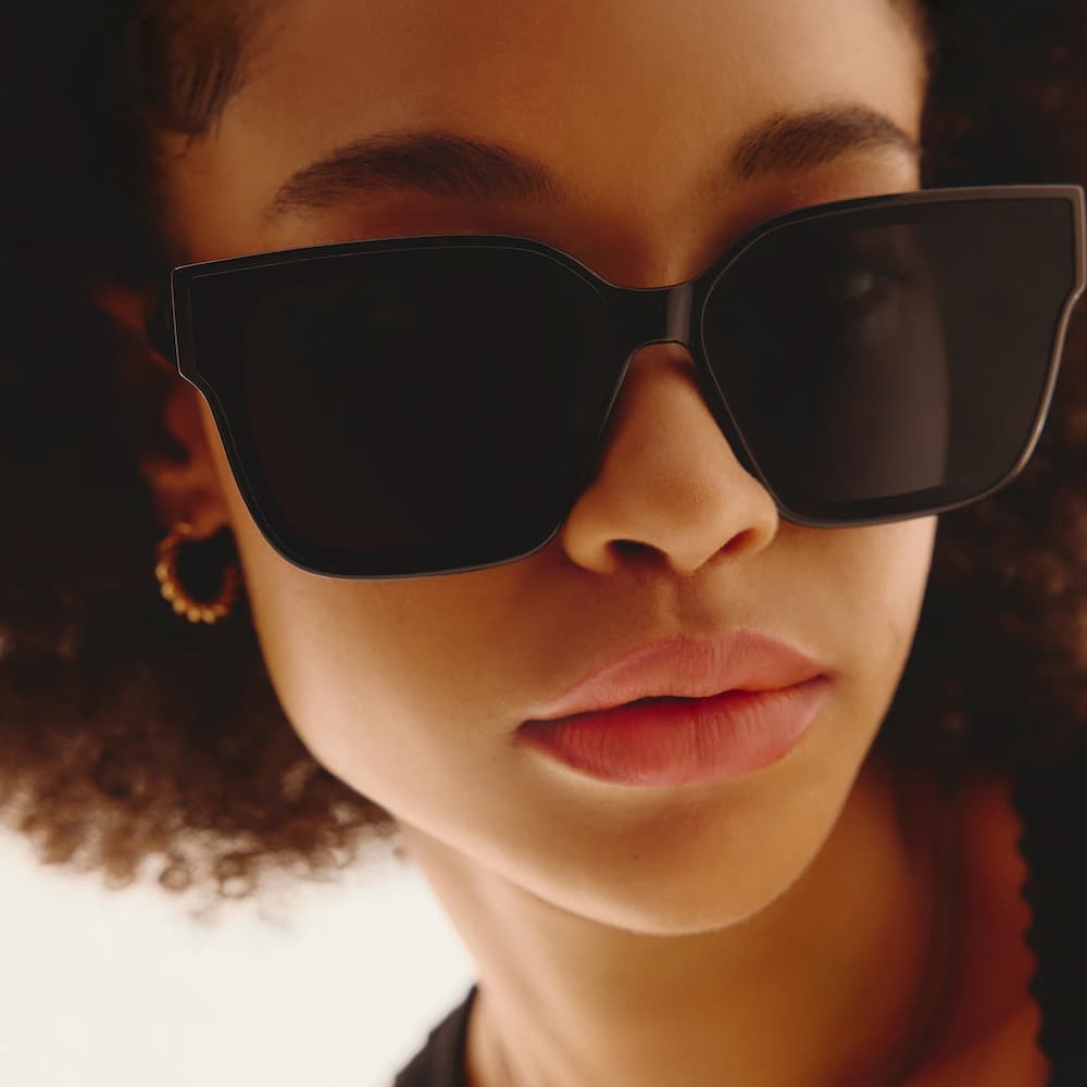 Quay Drive In Black Polarized Lens Front Model
