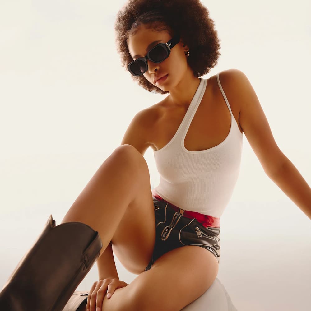 Quay Hyped Up Black Smoke Model Side