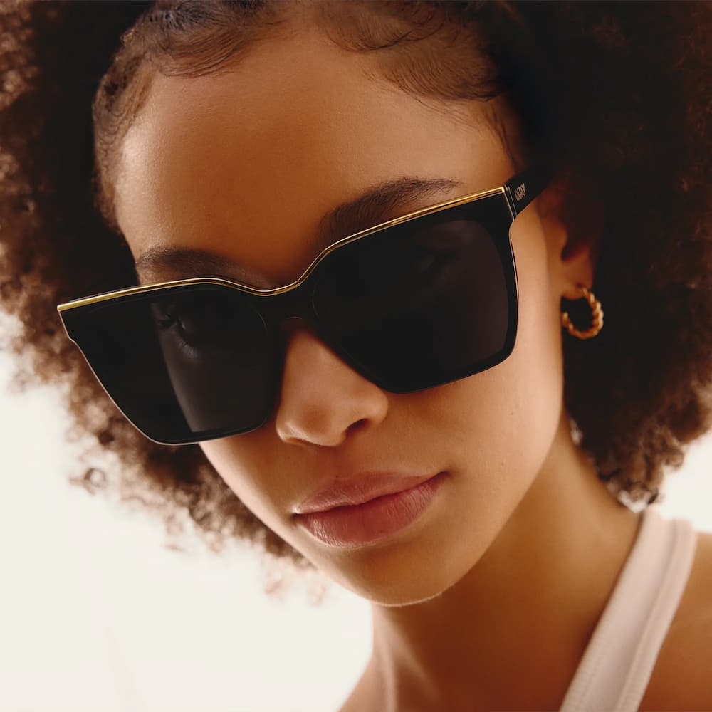 Quay Level Up Black Gold Polarized Model